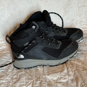 Boys The North Face hiking boots size 4